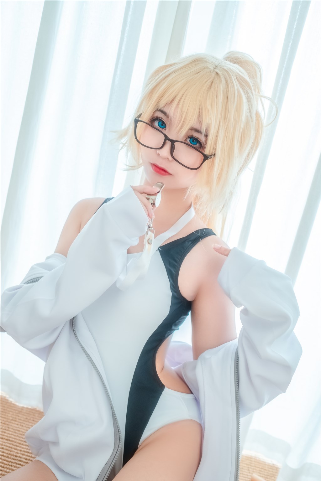 黑料网APP难掩:选秀后台,一个人闷头哭泣,另一个人却热情相拥安抚